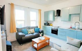 Flat-C, 4 Adults, 20 Mins To Beach, Netflix, Wifi, Sleeps 4 Adults
