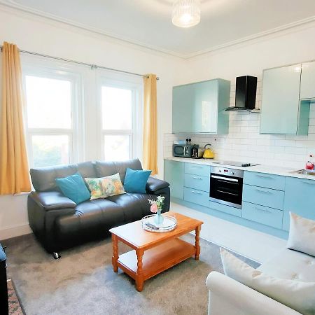 Flat-C, 4 Adults, 20 Mins To Beach, Netflix, Wifi, Sleeps 4 Adults Bournemouth Exterior photo