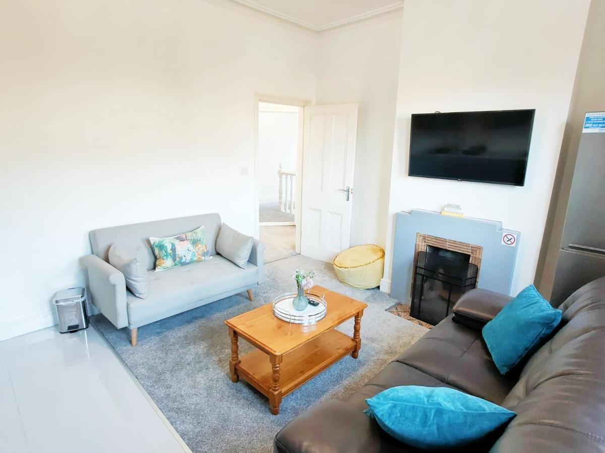 Flat-C, 4 Adults, 20 Mins To Beach, Netflix, Wifi, Sleeps 4 Adults Bournemouth Exterior photo